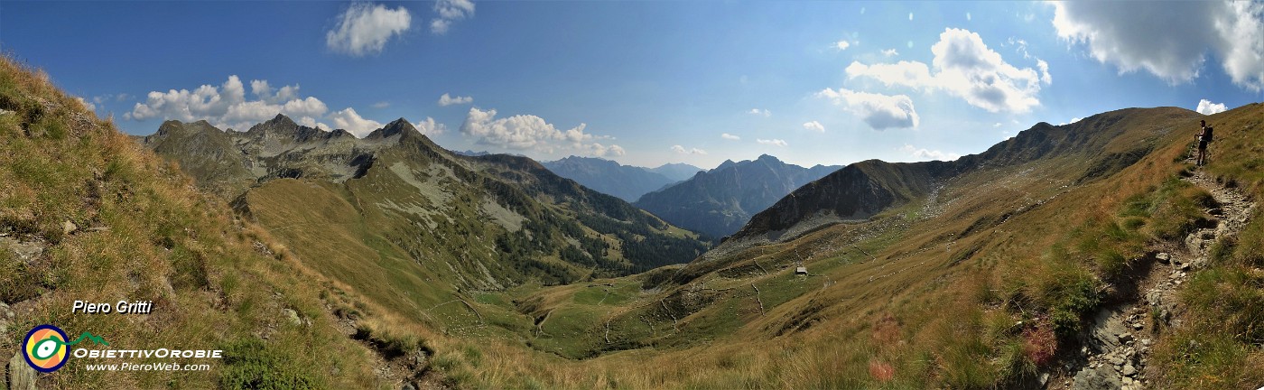 51 In decisa salita per Cima di Lemma con vista verso i Laghi di Porcile di Valle Lunga.jpg